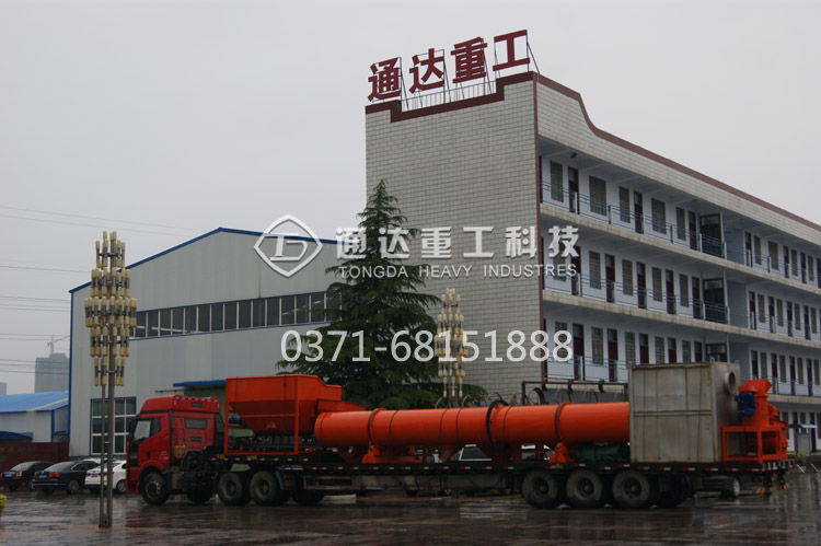 通達(dá)重工有機(jī)肥設(shè)備雨天發(fā)貨.jpg