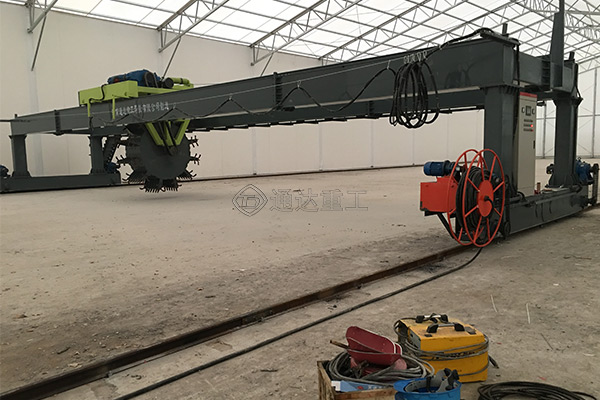 葉輪翻堆機(jī)跨度18米，輪盤可行走適合大型有機(jī)肥加工廠使用